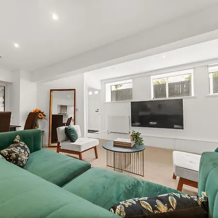 Harrogate Suites דירה