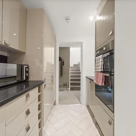 Harrogate Suites דירה